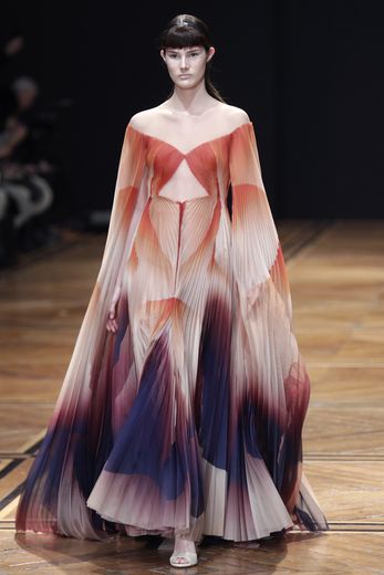 Poésie et délicatesse sont également au coeur de la collection Iris Van Herpen, qui proposent des robes plissées aériennes semblant flotter sur le catwalk. Paris, le 21 janvier 2019.