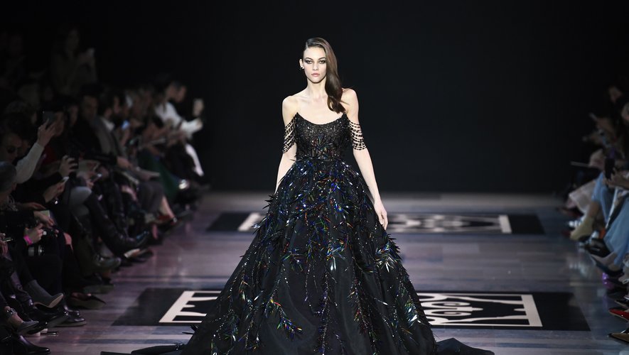 Georges Hobeika a également proposé des robes imposantes, brillant de mille feux grâce à de nombreux détails brodés tout en finesse. Paris, le 21 janvier 2019.