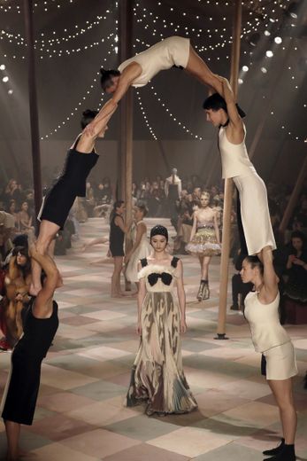 La collection haute couture printemps-été 2019 de la maison Dior s'inspire du thème du cirque et de ses artistes, comme l'évoque la scénographie. Paris, le 21 janvier 2019.