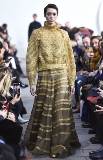 L'or s'invite avec délicatesse et raffinement dans la collection haute couture de Maison Rabih Kayrouz, habillant certains mannequins de la tête aux pieds. Paris, le 21 janvier 2019.