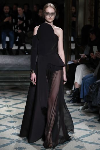 Antonio Grimaldi a proposé une multitude de robes de soirée sculpturales, multipliant les asymétries et les jeux de transparence. Paris, le 21 janvier 2019.