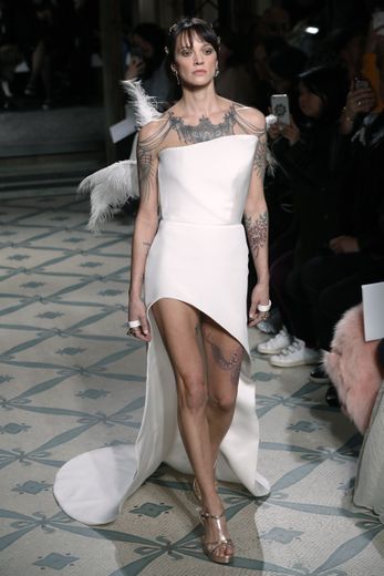 Clou du spectacle, Asia Argento a présenté une robe courte ornée d'une traîne et d'une plume pour le défilé de la maison Antonio Grimaldi. Paris, le 21 janvier 2019.