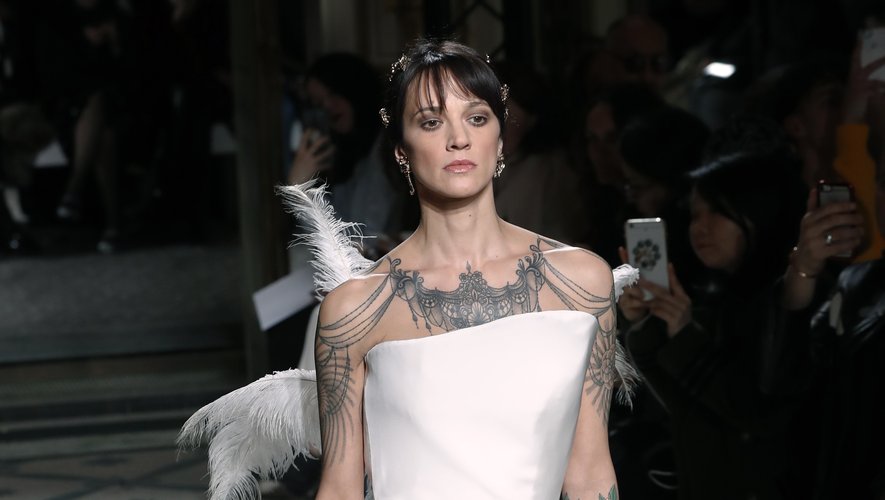 Clou du spectacle, Asia Argento a présenté une robe courte ornée d'une traîne et d'une plume pour le défilé de la maison Antonio Grimaldi. Paris, le 21 janvier 2019.