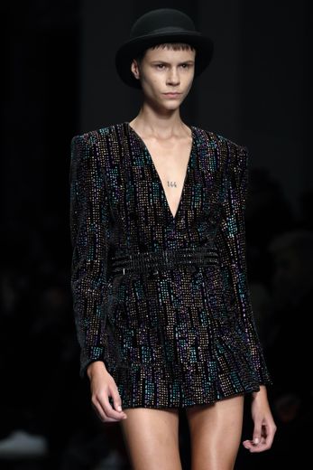 On retrouve également de nombreuses robes très courtes chez Azzaro Couture; un fait plus commun. Celles-ci se parent de détails scintillants et d'épaules marquées. Paris, le 21 janvier 2019.