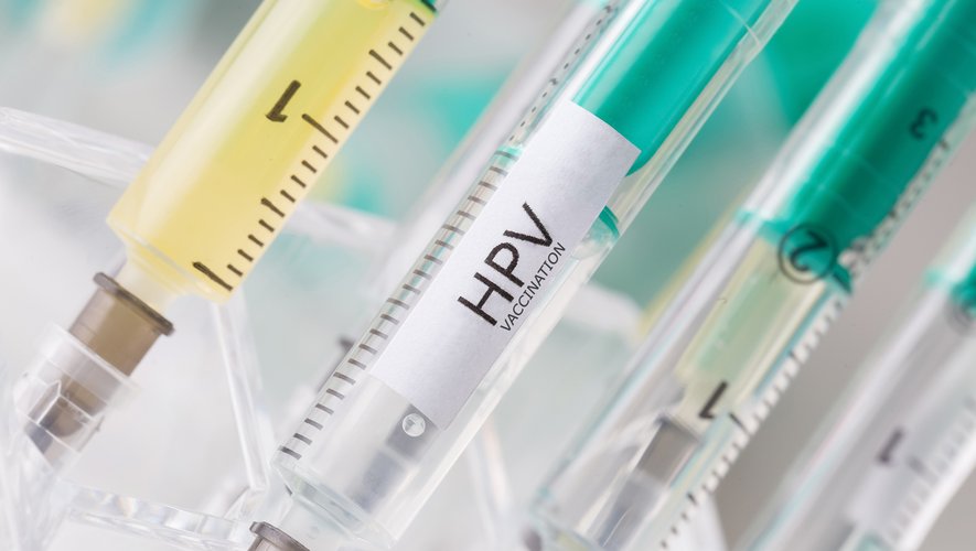 Actuellement, le vaccin contre les papillomavirus humains (HPV) est recommandé en France pour toutes les filles entre 11 et 14 ans (avec rattrapage éventuel entre 15 et 19 ans), mais pas pour les garçons.