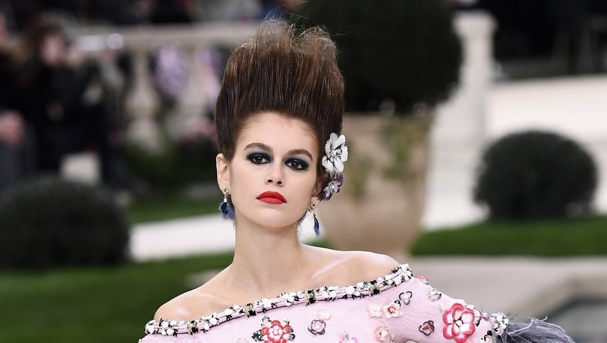 "Fatigué", Karl Lagerfeld brille par son absence aux défilés Chanel