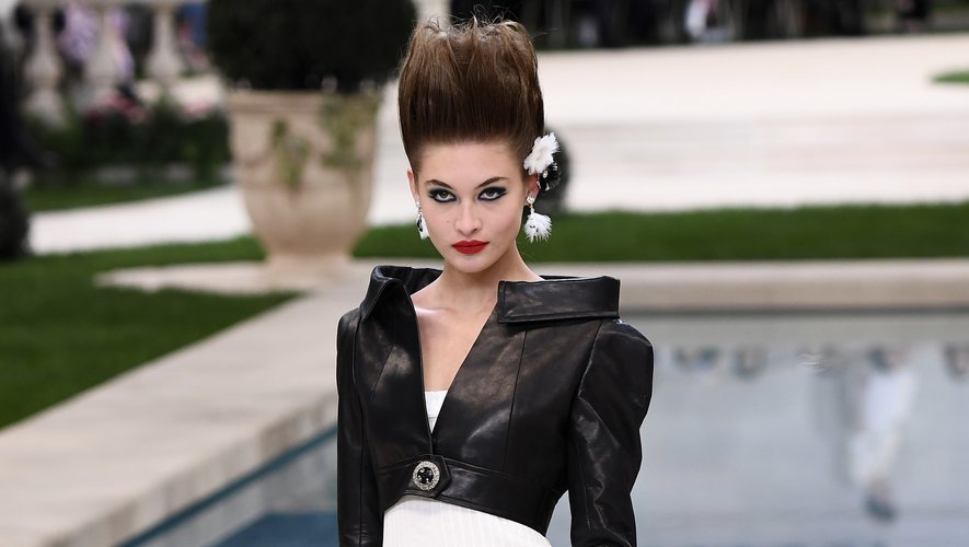 La maison Chanel a présenté des silhouettes intemporelles épurées, tour à tour longilignes ou floues, avec ça et là du volume et des vestes ou blousons raccourcis. Le tout décliné en noir et blanc. Paris, le 22 janvier 2019.