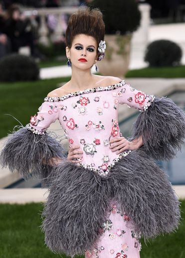 La collection haute couture printemps-été 2019 de Chanel fait la part belle aux fleurs. Présentes en profusion, elles sont brodées ou repeintes et se déclinent en dentelle, résine ou céramique. Paris, le 22 janvier 2019.