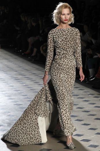 Julien Fournié s'est inspiré des paysages de Lanzarote pour cette nouvelle collection haute couture, qui fait la part belle à une palette naturelle et des motifs animaliers  comme le montre cette robe en cuir imprimé. Paris, le 22 janvier 2019.