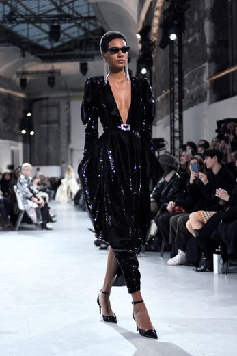 Alexandre Vauthier place le chic à la parisienne au centre de sa nouvelle collection haute couture, proposant des coupes impeccables et des silhouettes recouvertes de sequins. Paris, le 22 janvier 2019.