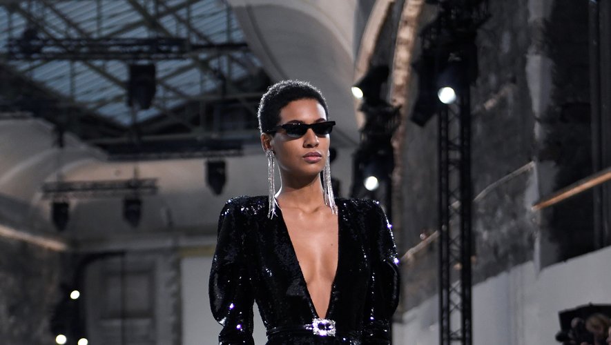 Alexandre Vauthier place le chic à la parisienne au centre de sa nouvelle collection haute couture, proposant des coupes impeccables et des silhouettes recouvertes de sequins. Paris, le 22 janvier 2019.