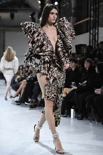 Glamour et sexy, certaines silhouettes semblent donner des ailes aux femmes qui les portent chez Alexandre Vauthier, qui joue sur l'asymétrie et les longueurs. Paris, le 22 janvier 2019.