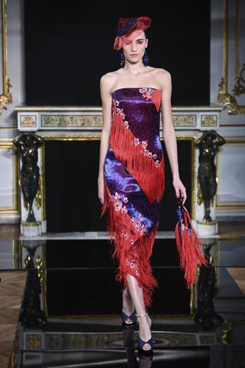 Les robes de soirée sont ultra chic et sophistiquée chez Giorgio Armani, qui décline une palette essentiellement faite de rouge et de bleu. Paris, le 22 janvier 2019.