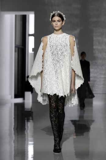 Kaia Gerber fait partie des mannequins invités à présenter la nouvelle collection haute couture de la maison Givenchy. Paris, le 22 janvier 2019.