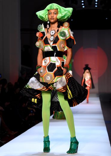 Le Japon inspire également Jean Paul Gaultier, qui propose des silhouettes légères, s'amusant avec les plissés et les motifs et coupes graphiques. Paris, le 23 janvier 2019.