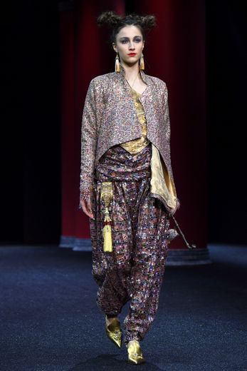 C'est une collection presque royale que présente Guo Pei pour la saison printemps-été 2019 avec des créations riches en ornements et en détails scintillants, inspirées de la Chine. Paris, le 23 janvier 2019.