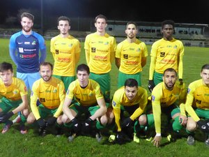 L’équipe fanion de LPFC avant le coup d’envoi contre La Clermontoise Foot.