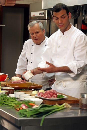 Complicité entre Christian Godel et Uri Pinchas Naor au Comptoir du-Barrez.