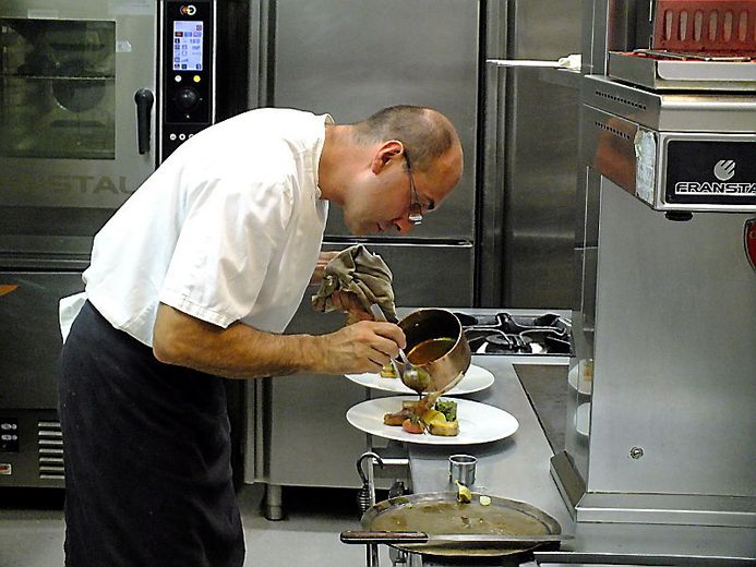 Stéphane Amalric cuisine des produits de saison au Côté Saveurs.