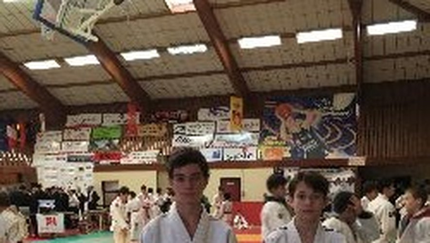 Jonathan et Quentin portent vaillamment les couleurs du Judo club.