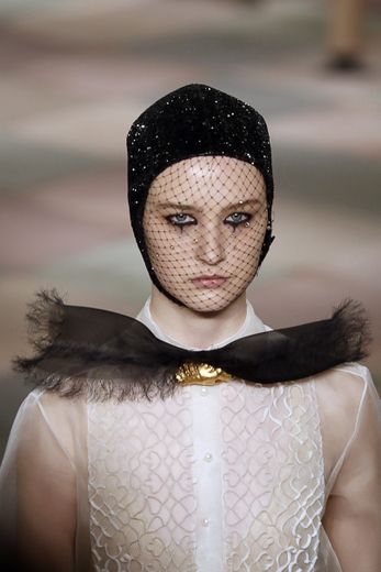 Dior se démarque avec des bonnets recouverts de paillettes et des voilettes ornées de strass. Paris, le 21 janvier 2019.