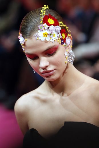 Chez Alexis Mabille, les bijoux de tête et de peau prennent la forme de fleurs colorées. Paris, le 22 janvier 2019.