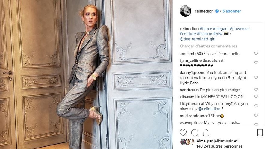 Céline Dion prend la pose dans un costume Ronald van der Kemp pendant la semaine de la haute couture parisienne.