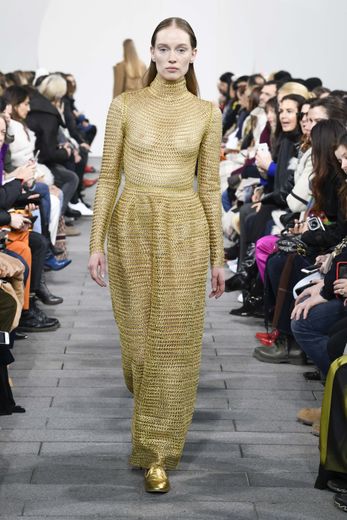 La robe de mariée de Maison Rabih Kayrouz entièrement formée de bandes de passementerie en fil métallique cousu main. Collection haute couture SS19. Paris, le 21 janvier 2019.