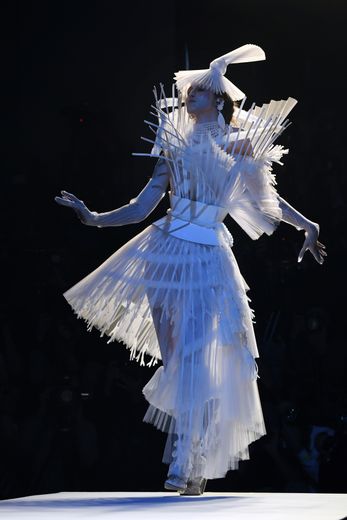 La robe de mariée éventail en plissé de soie et coraux blanc de Jean Paul Gaultier. Collection haute couture SS19. Paris, le 23 janvier 2019.