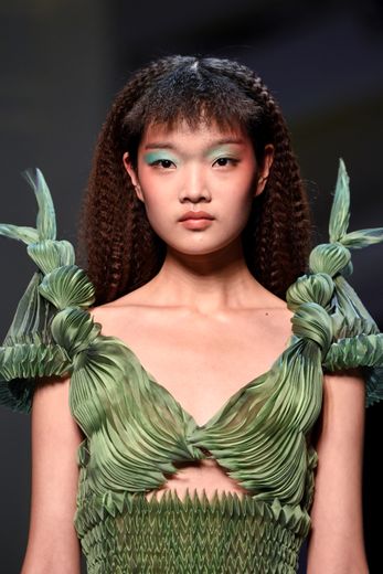 Une ombre à paupières verte assortie à une robe d'inspiration végétale lors du défilé haute couture de Jean Paul Gaultier, en janvier 2019