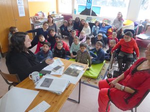 Les enfants de 6 à 9 ans regroupés après s’être éclatés dans l’espace vert enneigé.