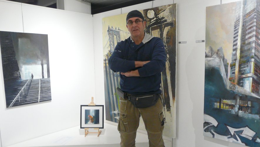 JiCé devant ses œuvres, se définit comme un voyageur de l’image.