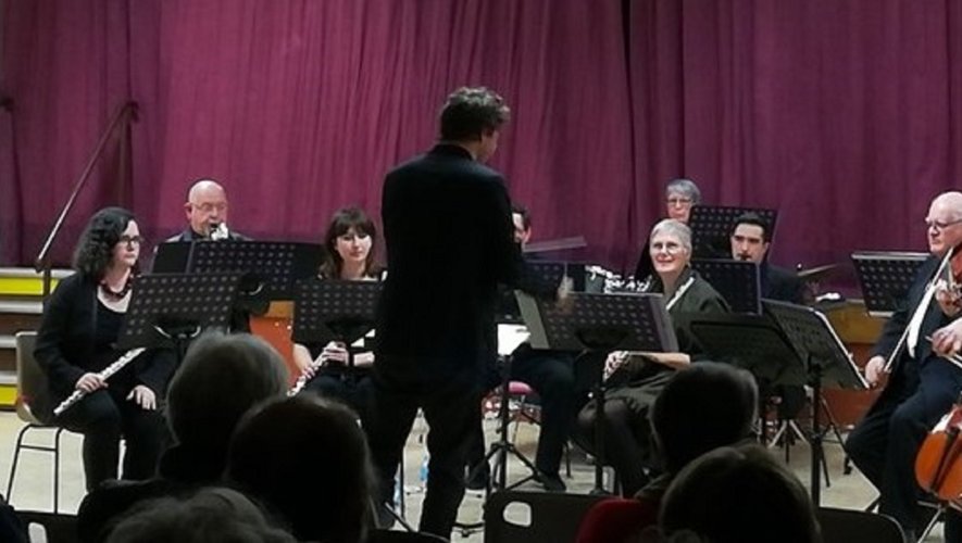 L’orchestre dirigé par le chef,  Jérémy Costes.