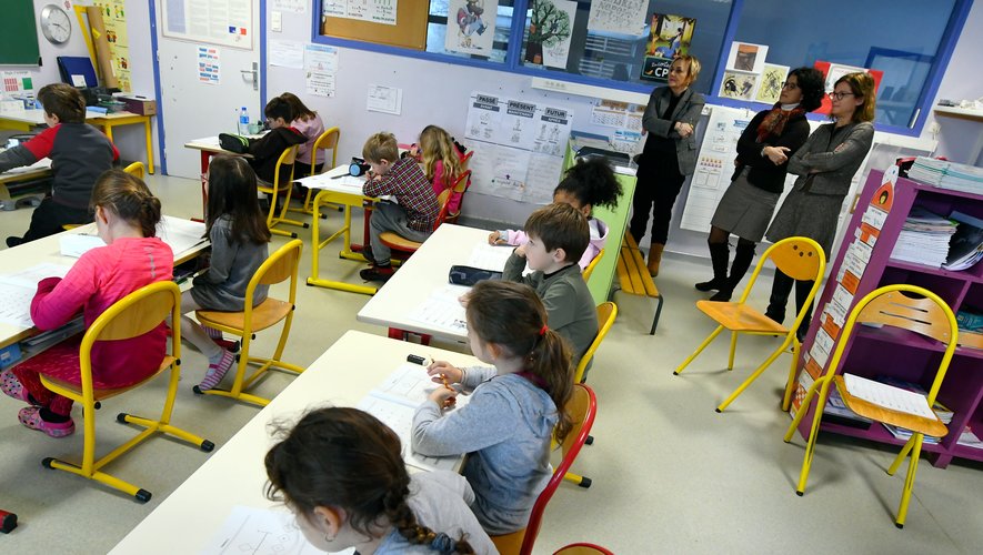 Anne Bisagni-Faure (debout à droite) à l’école Jules-Ferry de Naucelle hier matin.