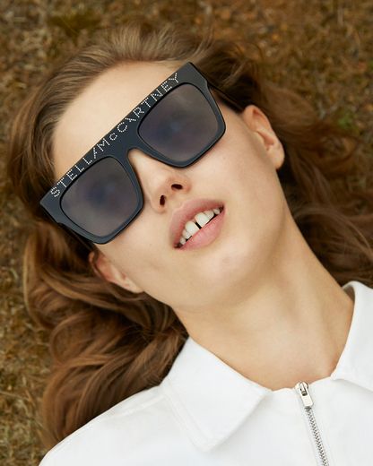 Stella McCartney lance des collections de lunettes durables.