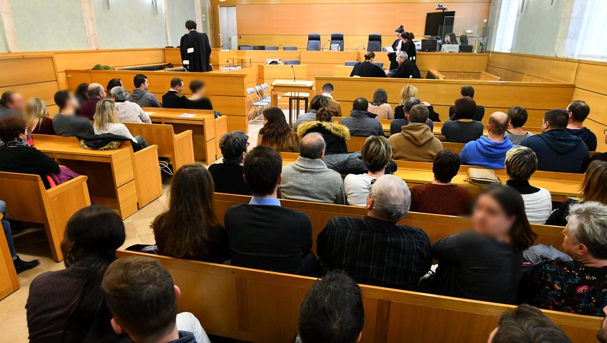 Une salle d’audience comble pour assister au procès.