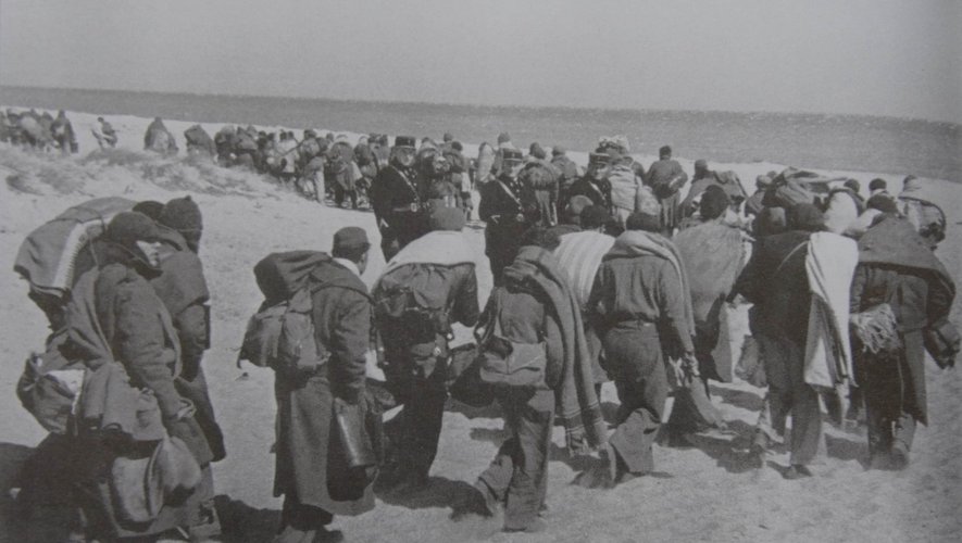 Les hommes étaient parqués dans des camps de concentration.