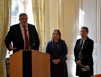 Jacques Barbezange, maire de Baraqueville aux côtés de Karine Clément, maire de Naucelle et de la préfète Catherine de La Robertie.
