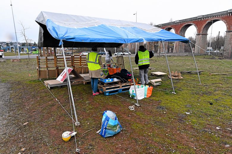 Les gilets jaunes s'activent depuis ce matin pour la construction de leur QG.