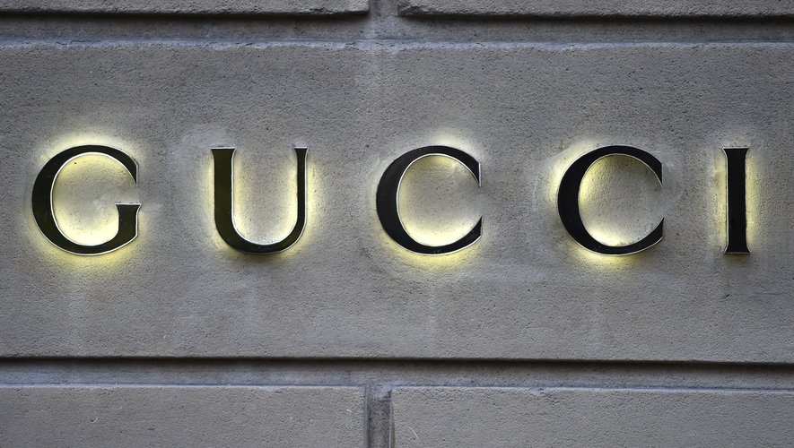 Gucci a annoncé jeudi avoir retiré de la vente un pull noir au col montant orné d'une grosse bouche rouge, après un début de polémique sur les réseaux sociaux où certains internautes ont accusé la marque italienne de racisme