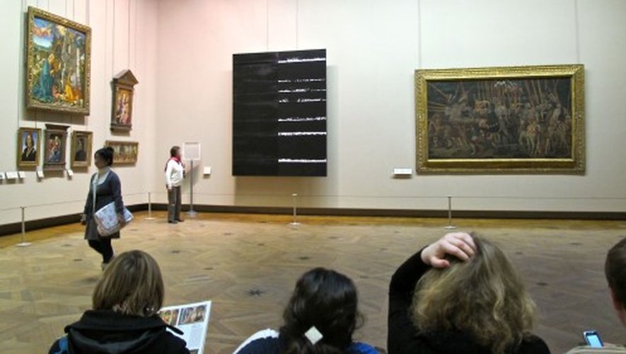 Soulages exposé au Louvre parmi les maîtres italiens.