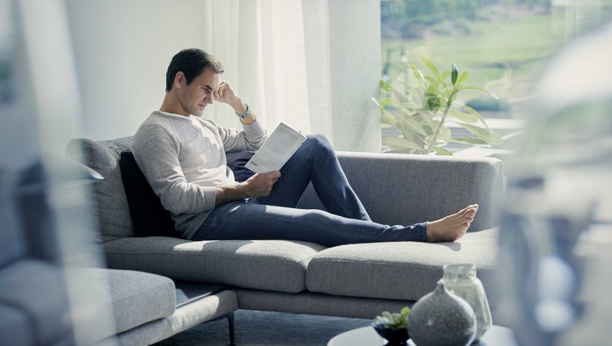 Uniqlo a enrôlé son ambassadeur Roger Federer pour mettre en lumière sa nouvelle collection de jeans.