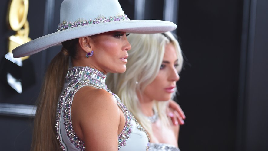 Jennifer Lopez et sa longue queue de cheval, ici à côté de Lady Gaga