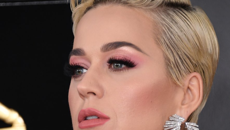 Paupières roses et lèvres corail, un look parfait pour Katy Perry