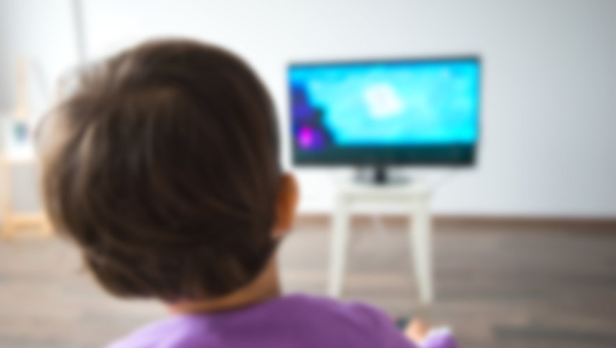 Des chercheurs australiens ont trouvé que le fait de trop regarder la télévision pouvait augmenter le risque d'obésité des enfants, encore plus que les jeux vidéo.
