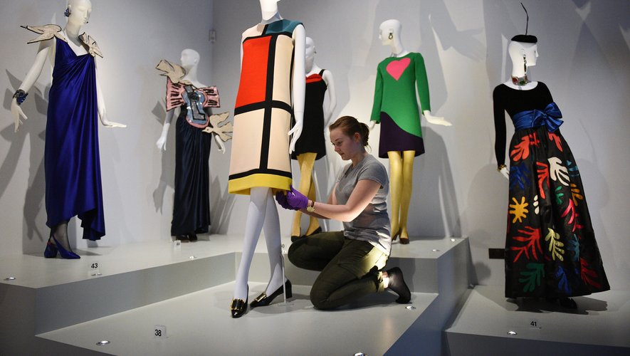 Le musée Yves Saint Laurent à Paris dédie à la robe Mondrian une nouvelle exposition à partir de mardi