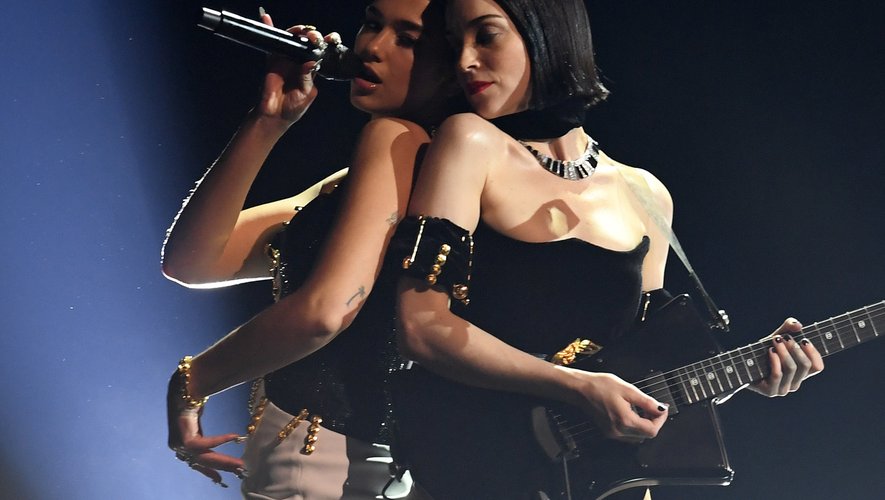 St. Vincent (à droite) avec la Britannique Dua Lipa lors de la dernière édition des Grammy Awards.