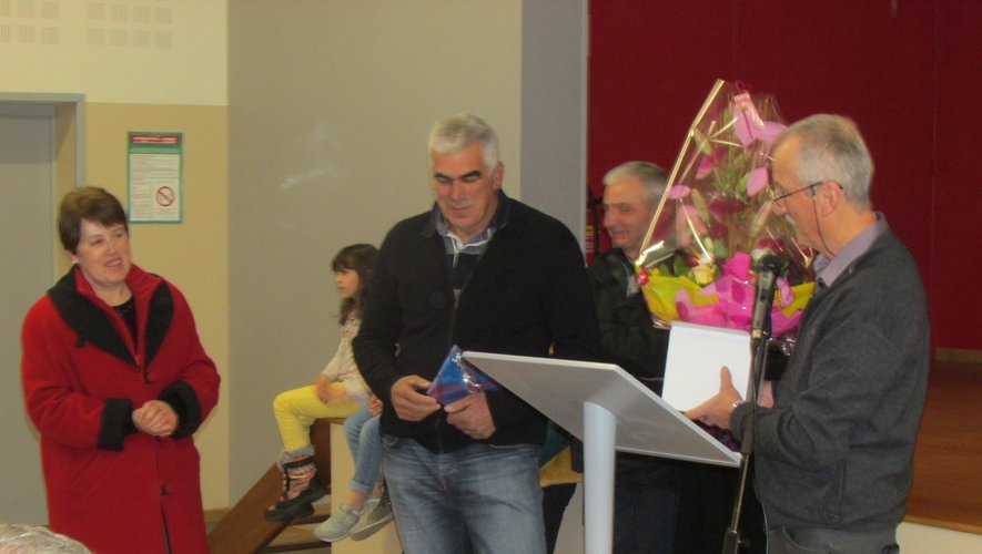 Bernard Viguier a reçu au nom de la municipalité des cadeaux en remerciement de son dévouement durant ces 15 années au service de la commune.