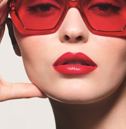 Lily-Rose Depp prête ses traits au "Rouge Coco Flash" de Chanel.