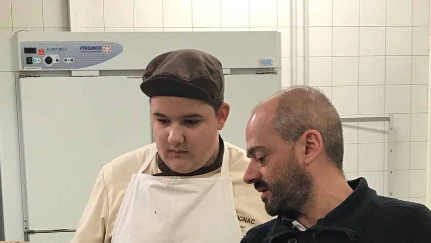 Anthony Recoules, boulanger-pâtissier à Montbazens, conseille Adrian Veyrac pour la pièce montée.